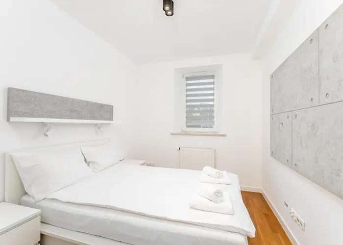 Ariańska Comfort Apartment by BookingHost